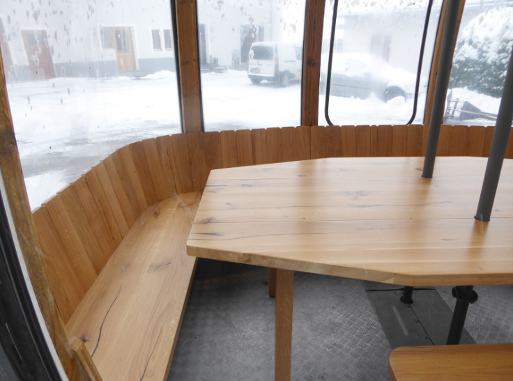Innenausbau Gondel mit maßgefertigter Holzsitzbank und Panoramafenstern im Winter – gemütlicher Gondelausbau für mobile Gastronomie oder Outdoor-Events.