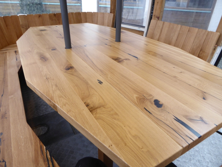 Detailansicht eines massiven Holztisches in ausgebauter Gondel – stilvoller Gondelumbau mit natürlicher Holzoptik und viel Platz.